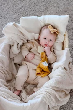 Tikiri Knuffeldoekje Met Bijtspeeltje - Giraffe -Djeco Winkel tikiri tikiri knuffeldoekje met bijtspeeltje giraf 2